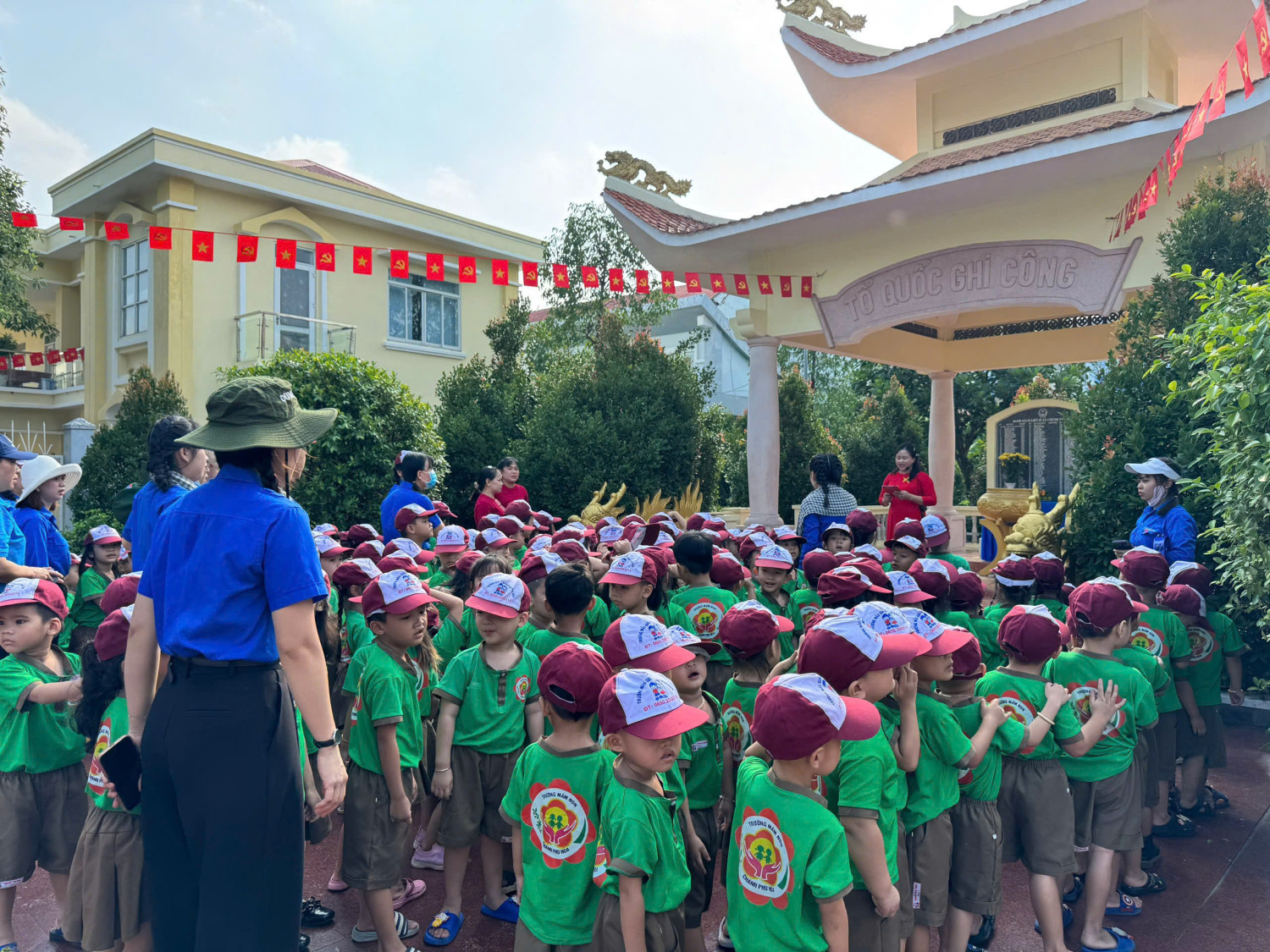 Chào mừng kỷ niệm 50 năm ngày giải phóng miền Nam, thống nhất đất nước (30/4/1975-30/4/2025), 139 năm ngày Quốc tế Lao động 1/5 và 135 năm ngày sinh Chủ tịch Hồ Chí Minh