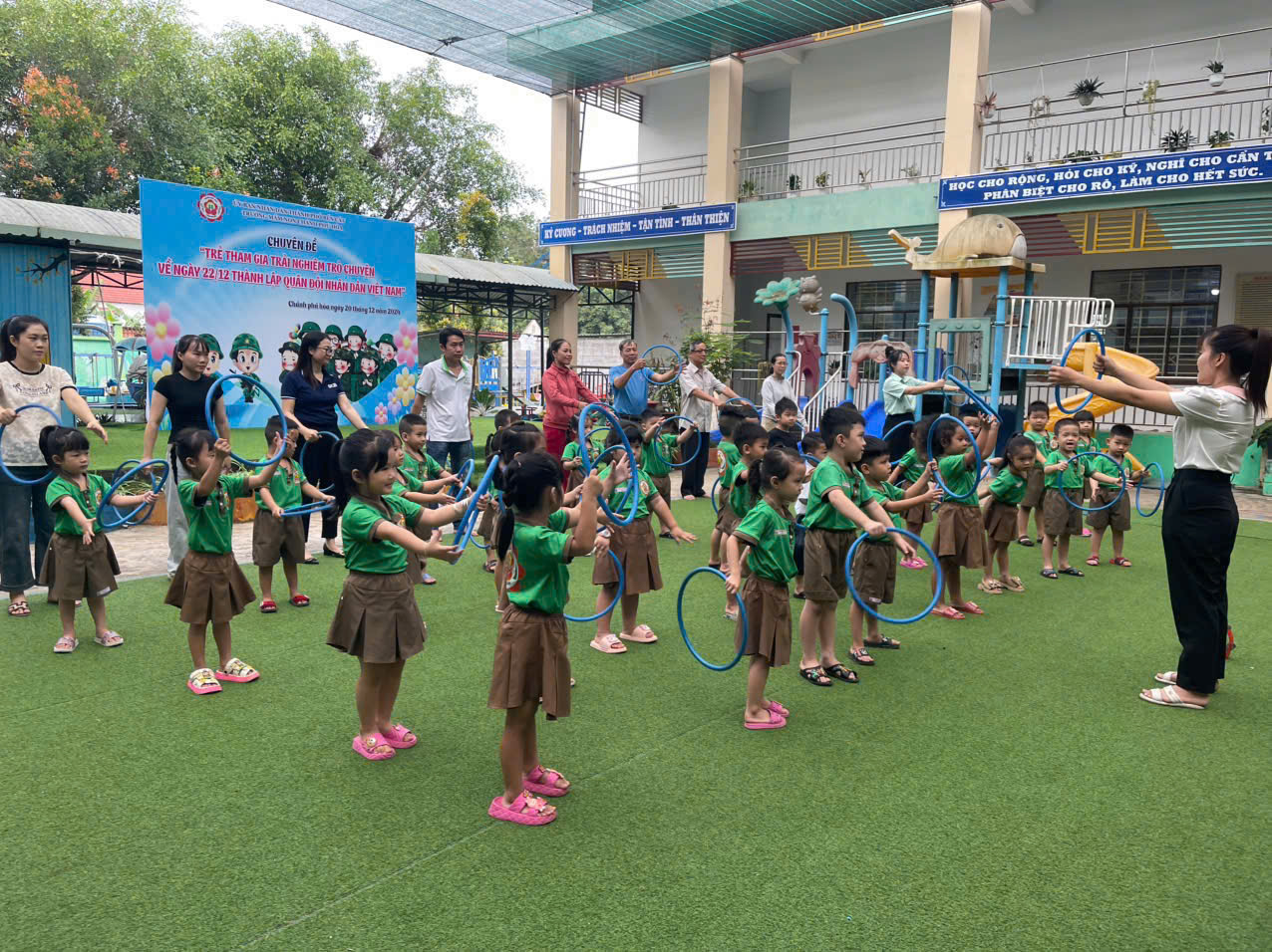 PHỤ HUYNH TRẢI NGHIỆM MỘT NGÀY CÙNG CON Ở TRƯỜNG MẦM NON